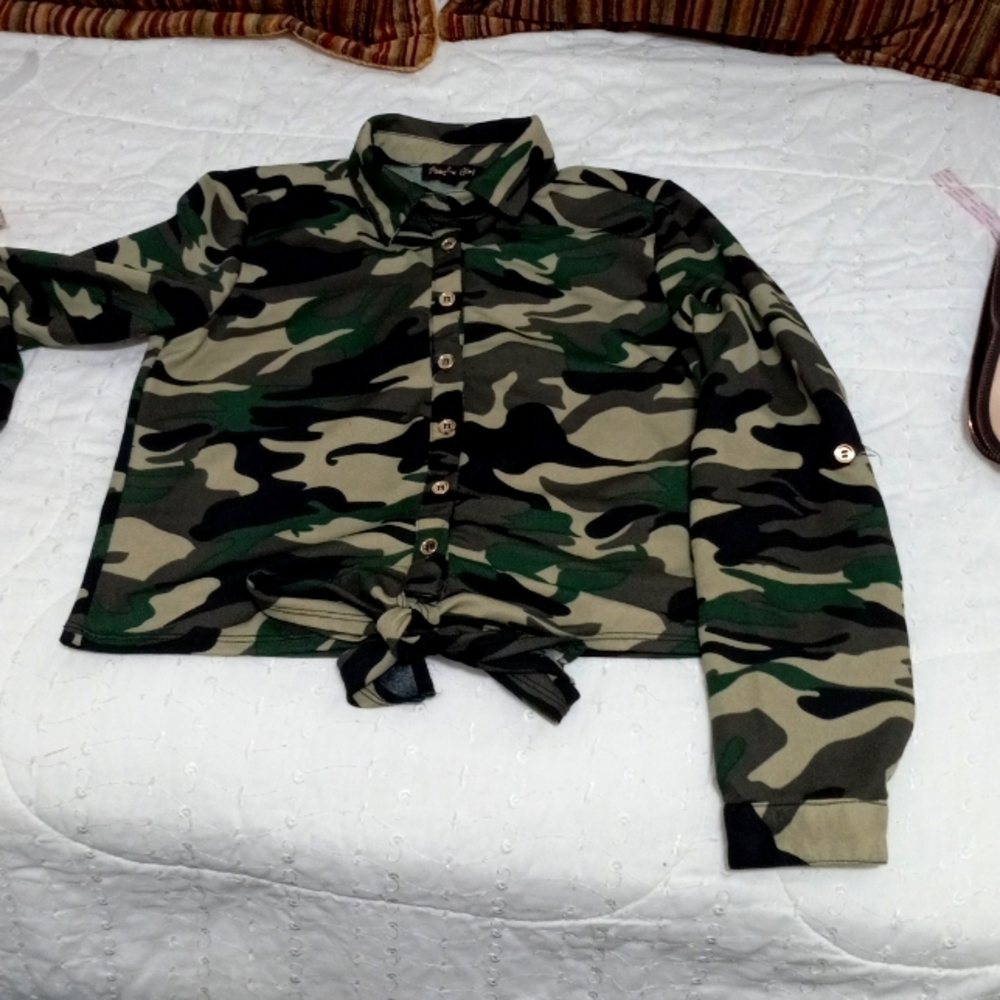 PEACHY GIRL ARMY GREEN LONG SLEEVE BLOUSE. W/BOW and button back sleeves.